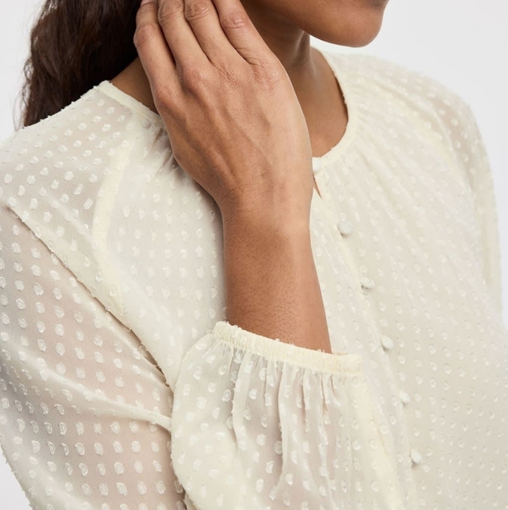 L❤️Reitmans Split-neck Ivory Textured Blouse